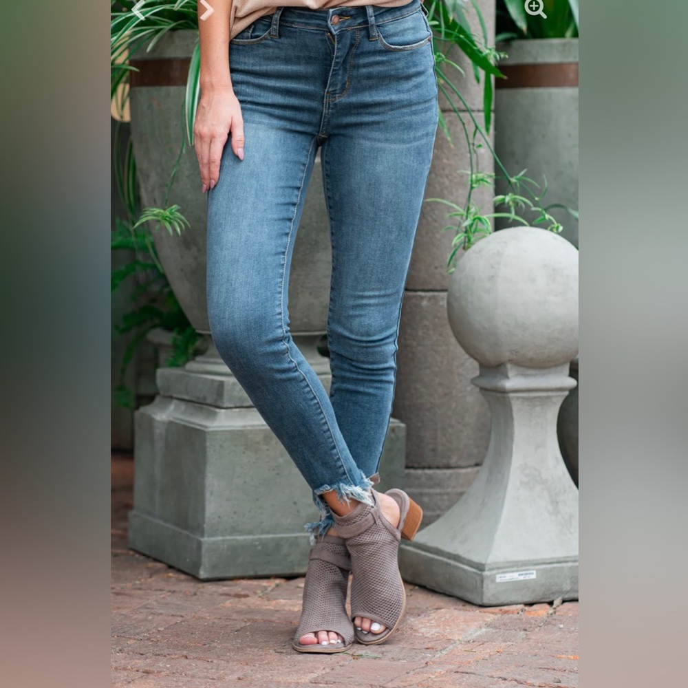 Judy Blue Eva Mid Rise Fray Hem Skinny Size 28